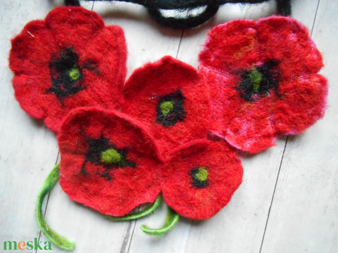 pipacsos nyaklánc /nemezelt nyakék/ pipacsos / nemez - ékszer - nyaklánc - hosszú nyaklánc - Meska.hu