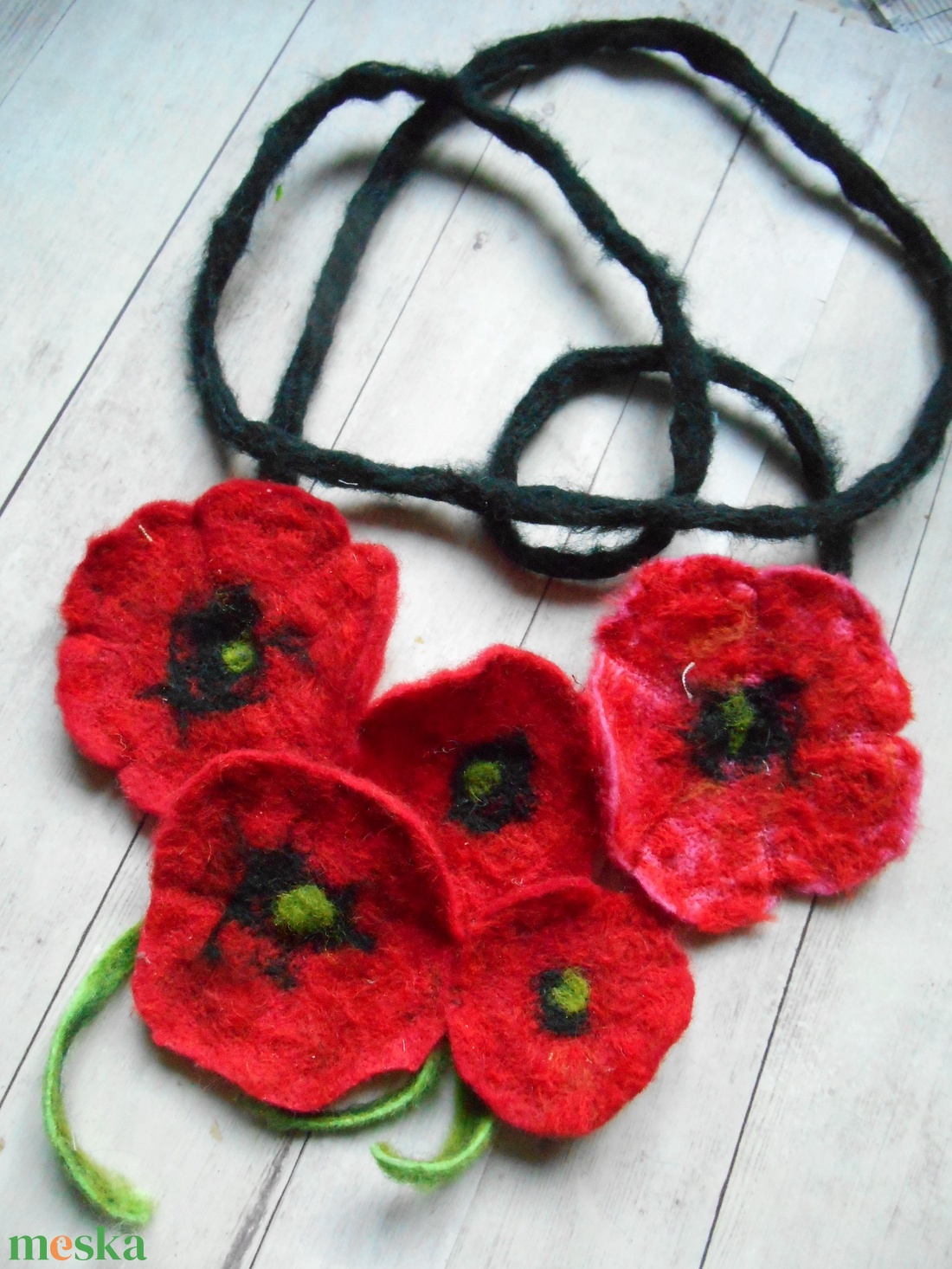 pipacsos nyaklánc /nemezelt nyakék/ pipacsos / nemez - ékszer - nyaklánc - hosszú nyaklánc - Meska.hu