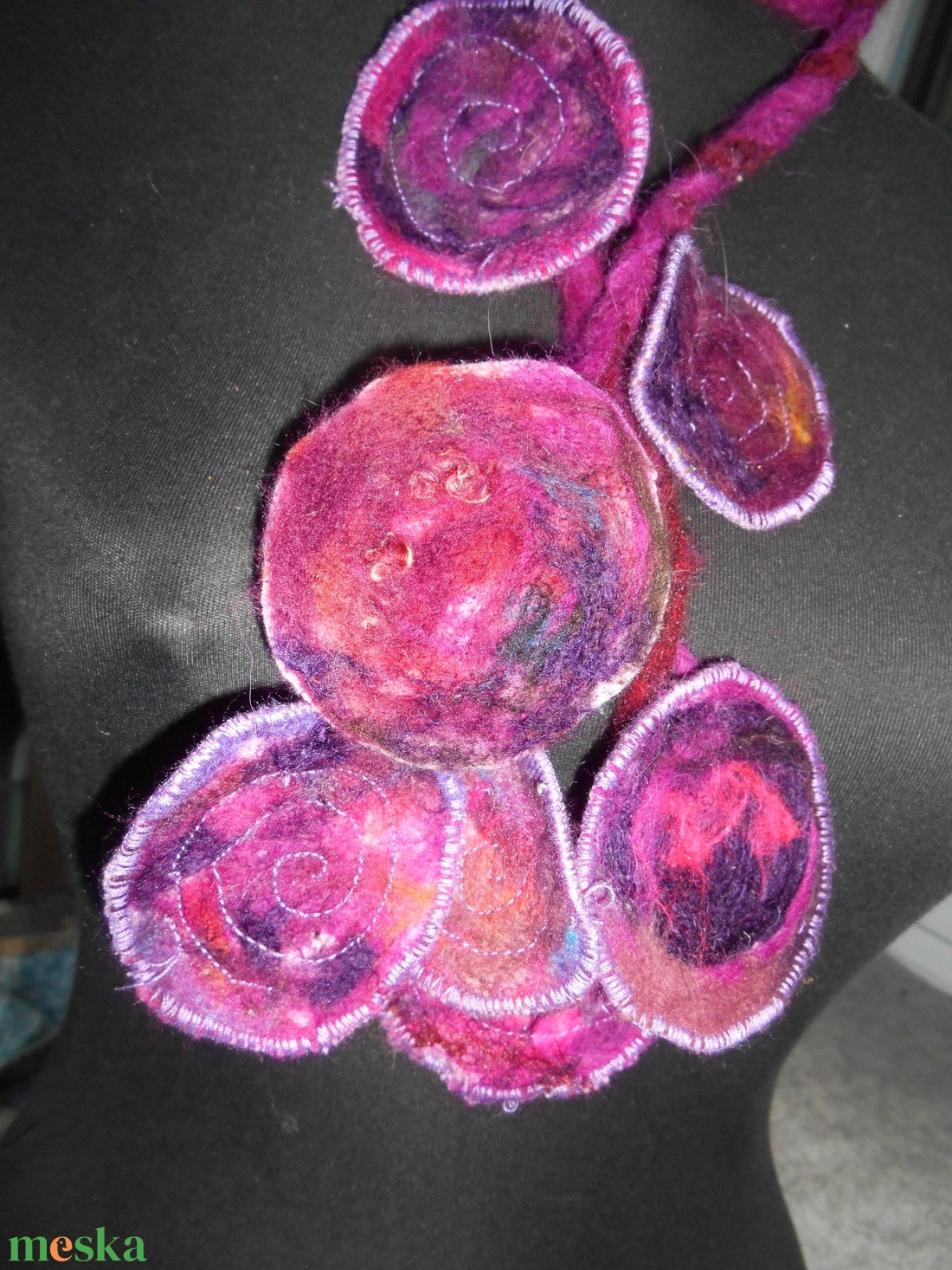 pipacsos nyaklánc /nemezelt nyakék/ pipacsos / nemez - ékszer - nyaklánc - hosszú nyaklánc - Meska.hu