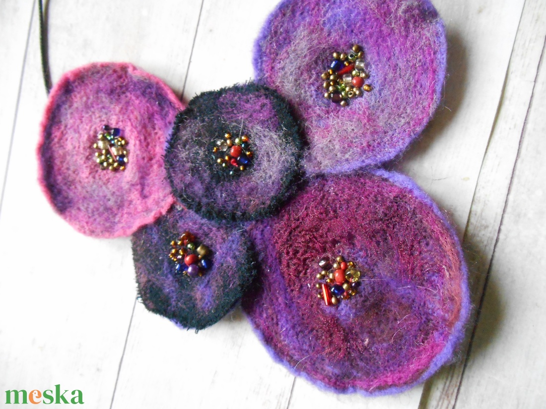 Nyaklánc/ Nyakék/ Nemezelt korongos nyaklánc/Nemez nyaklánc/ Lila nyakék - ékszer - nyaklánc - medálos nyaklánc - Meska.hu