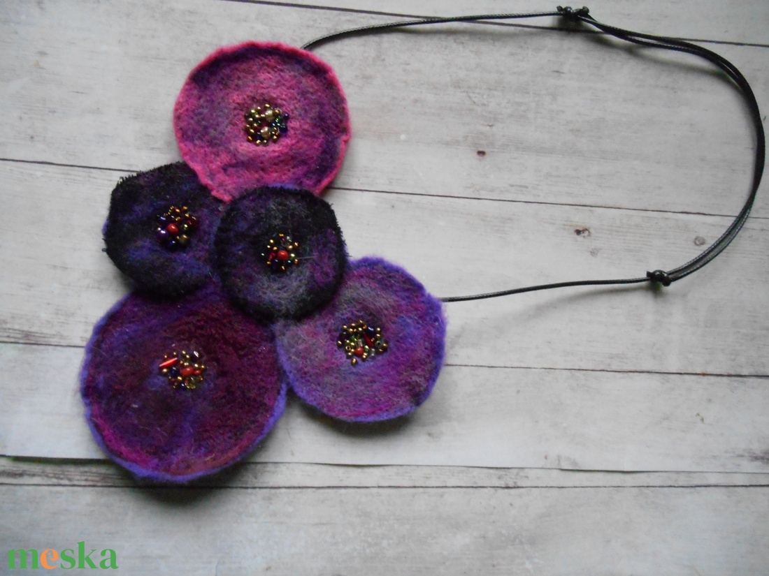 Nyaklánc/ Nyakék/ Nemezelt korongos nyaklánc/Nemez nyaklánc/ Lila nyakék - ékszer - nyaklánc - medálos nyaklánc - Meska.hu