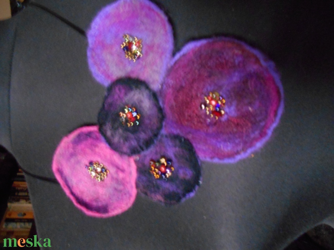 Nyaklánc/ Nyakék/ Nemezelt korongos nyaklánc/Nemez nyaklánc/ Lila nyakék - ékszer - nyaklánc - medálos nyaklánc - Meska.hu