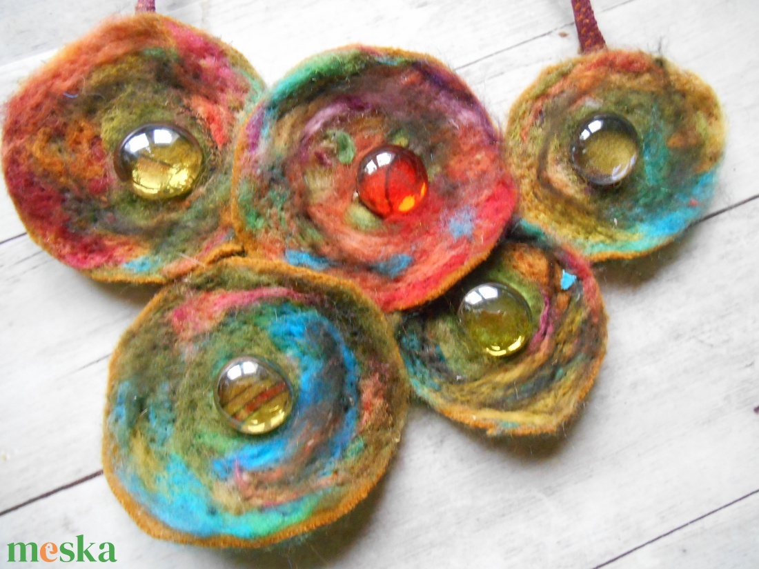 Nyaklánc/ Nyakék/Nemezelt / színgazdag/ Gyöngyös nemeznyakék - ékszer - nyaklánc - medálos nyaklánc - Meska.hu