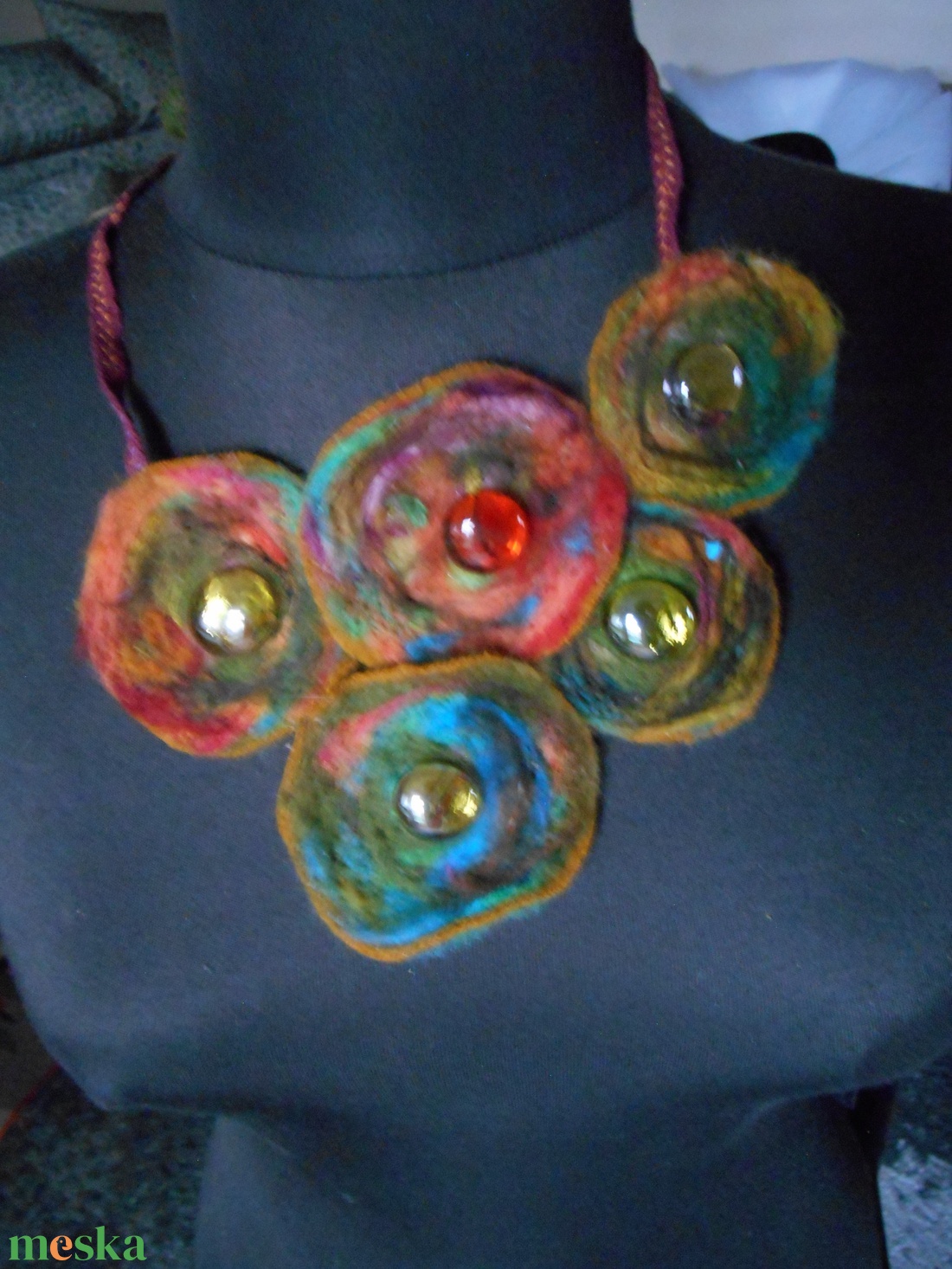 Nyaklánc/ Nyakék/Nemezelt / színgazdag/ Gyöngyös nemeznyakék - ékszer - nyaklánc - medálos nyaklánc - Meska.hu