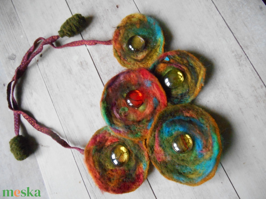 Nyaklánc/ Nyakék/Nemezelt / színgazdag/ Gyöngyös nemeznyakék - ékszer - nyaklánc - medálos nyaklánc - Meska.hu