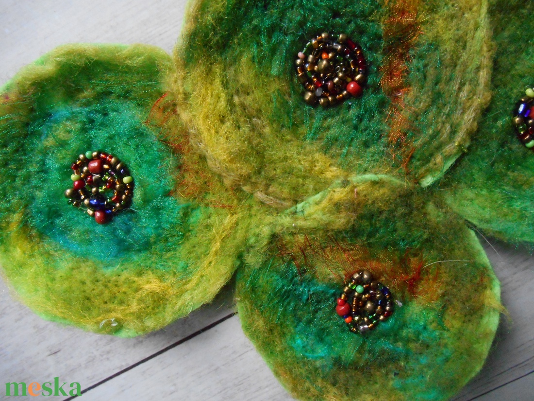 Nemezelt nyíaklánc/ Nyakék/ Zöld/ Korongos nyaklánc/ textil nyaklánc - ékszer - nyaklánc - medálos nyaklánc - Meska.hu