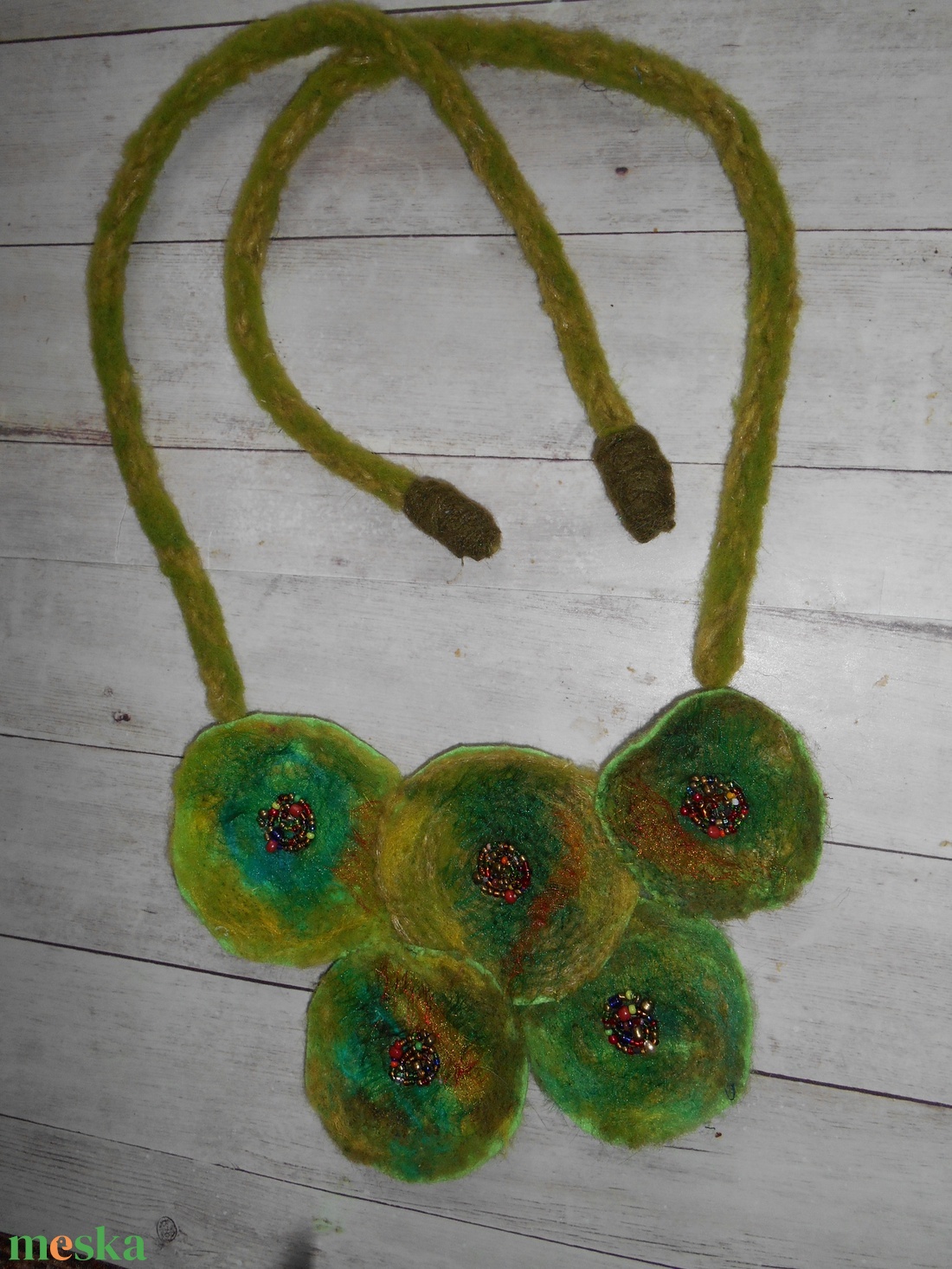 Nemezelt nyíaklánc/ Nyakék/ Zöld/ Korongos nyaklánc/ textil nyaklánc - ékszer - nyaklánc - medálos nyaklánc - Meska.hu
