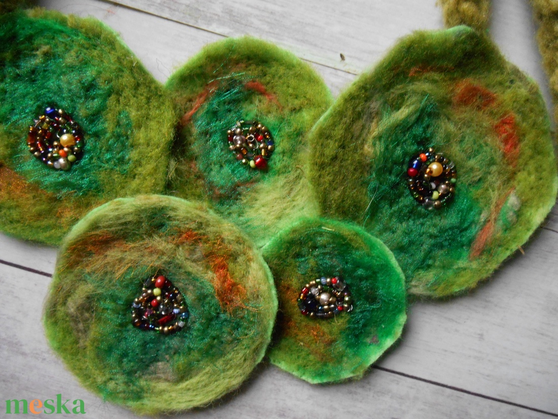 Nemezelt nyaklánc / nyakék / korongos nyaklánc/ zöld  nyakék/ textil nyaklánc - ékszer - nyaklánc - medálos nyaklánc - Meska.hu