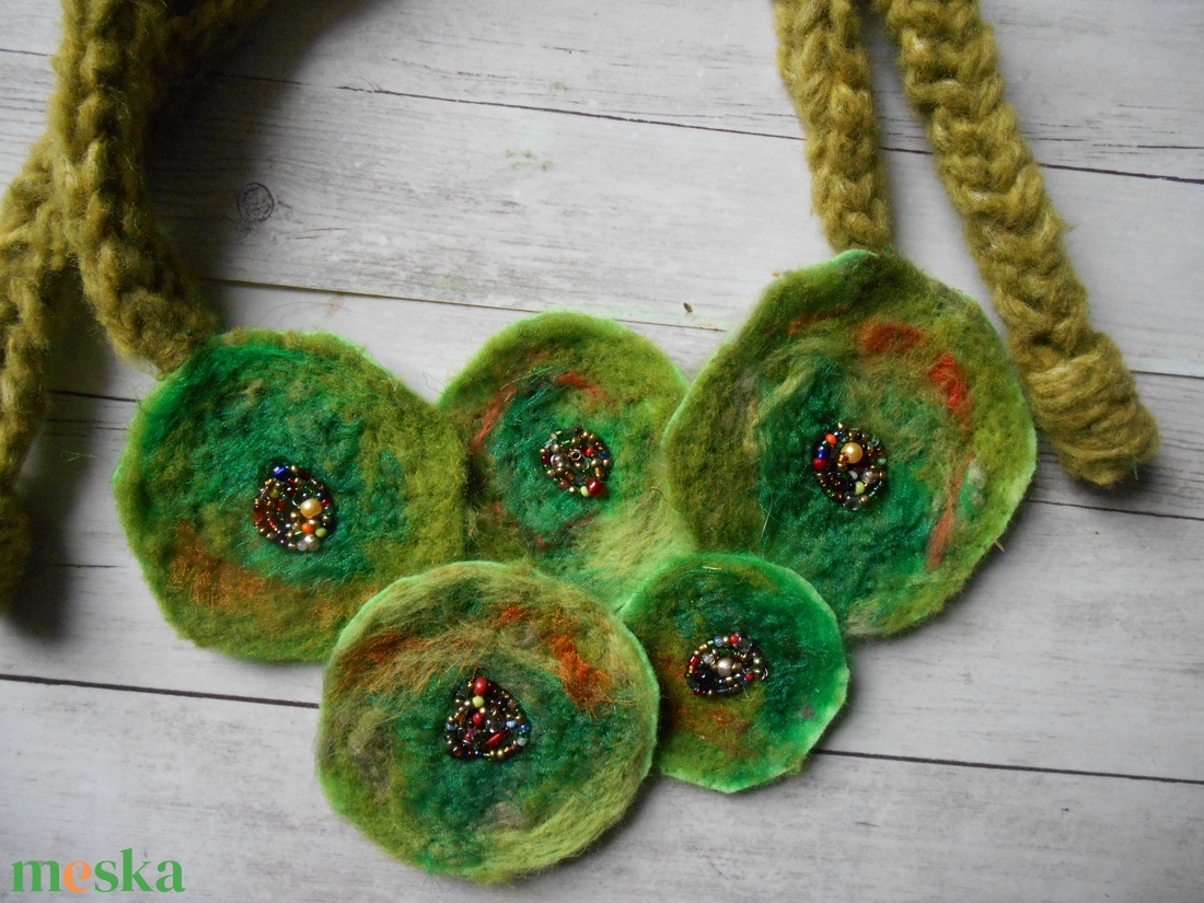 Nemezelt nyaklánc / nyakék / korongos nyaklánc/ zöld  nyakék/ textil nyaklánc - ékszer - nyaklánc - medálos nyaklánc - Meska.hu