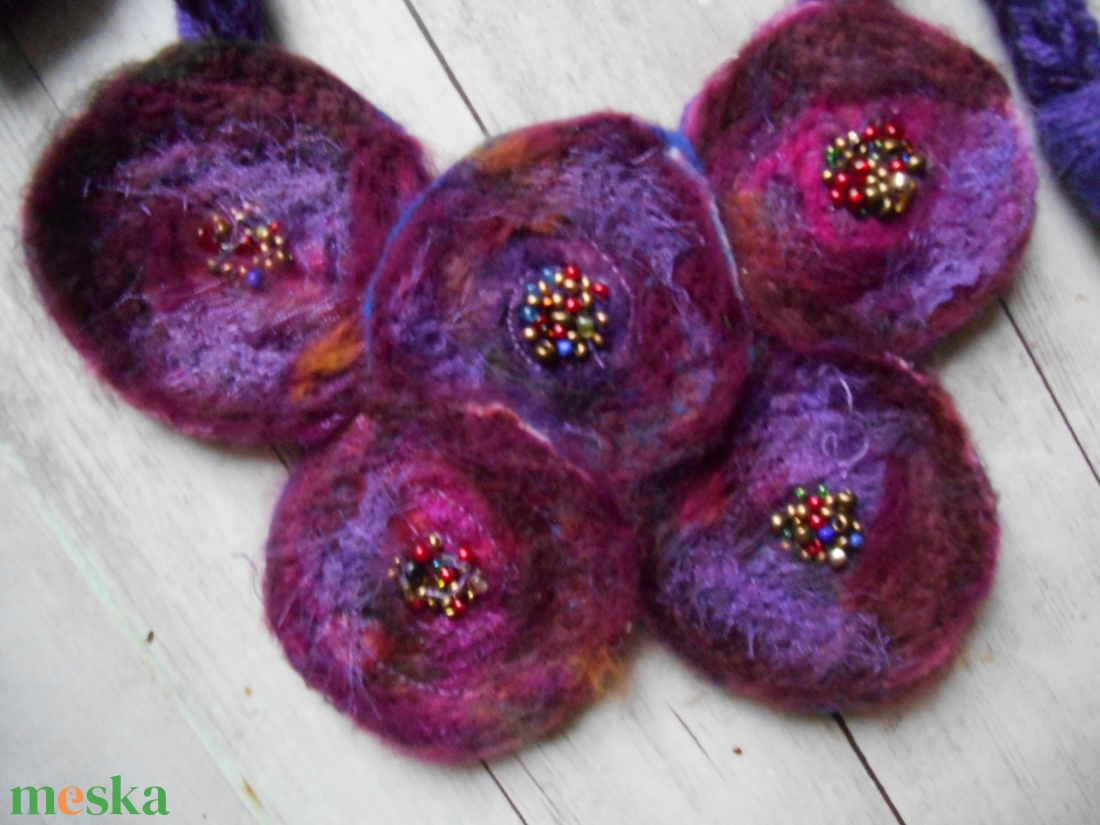 Nemezelt nyaklánc/ Korongos nyakék / Lila nyaklánc - ékszer - nyaklánc - medálos nyaklánc - Meska.hu