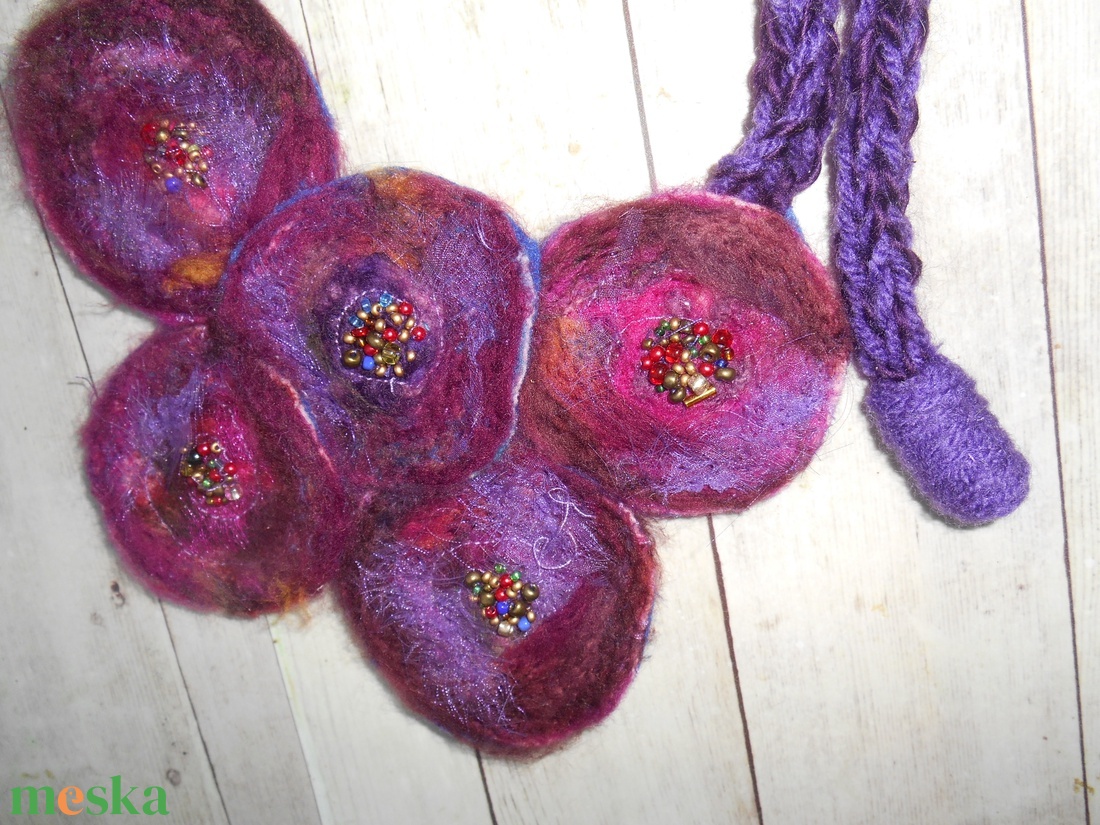 Nemezelt nyaklánc/ Korongos nyakék / Lila nyaklánc - ékszer - nyaklánc - medálos nyaklánc - Meska.hu