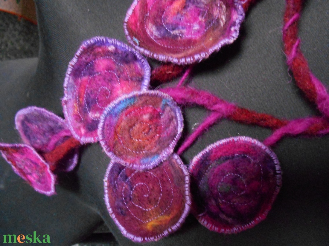 Nyaklánc / nyakék / nemezelt / lila - ékszer - nyaklánc - hosszú nyaklánc - Meska.hu