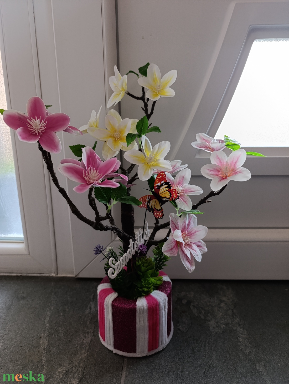 Tavaszi virágfa asztaldísz -magnólia fa pillangóval- szeretettel egyedi ajándék 42cm magas 35cm széles - otthon & életmód - virágdekoráció - virágdíszek - asztali virágdísz - Meska.hu