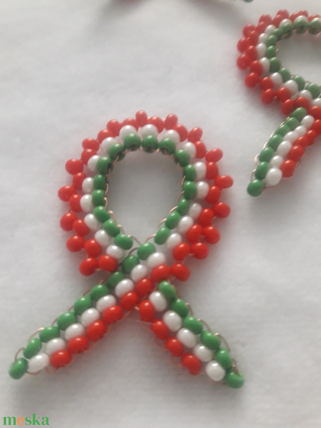 Kokárdák gyöngyből - ékszer - kitűző és bross - Meska.hu