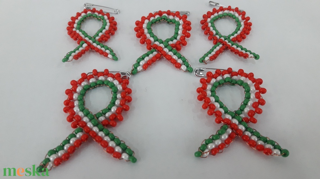 Kokárdák gyöngyből - ékszer - kitűző és bross - Meska.hu