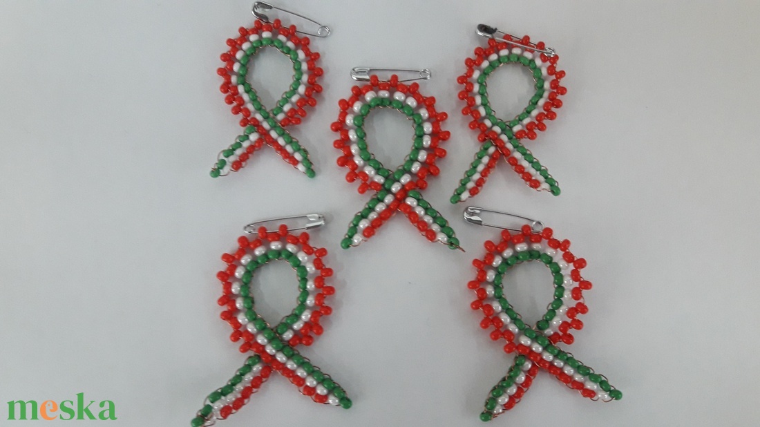 Kokárdák gyöngyből - ékszer - kitűző és bross - Meska.hu