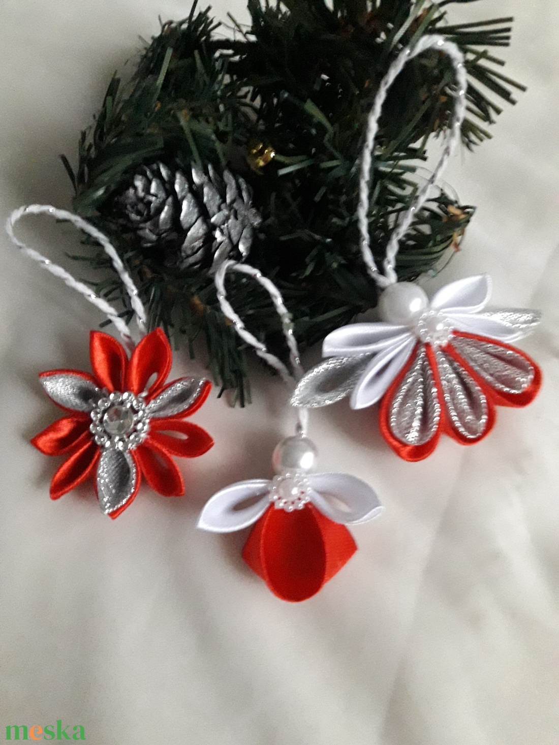Kanzashi karácsonyi szett - karácsony - karácsonyi lakásdekoráció - karácsonyfadíszek - Meska.hu