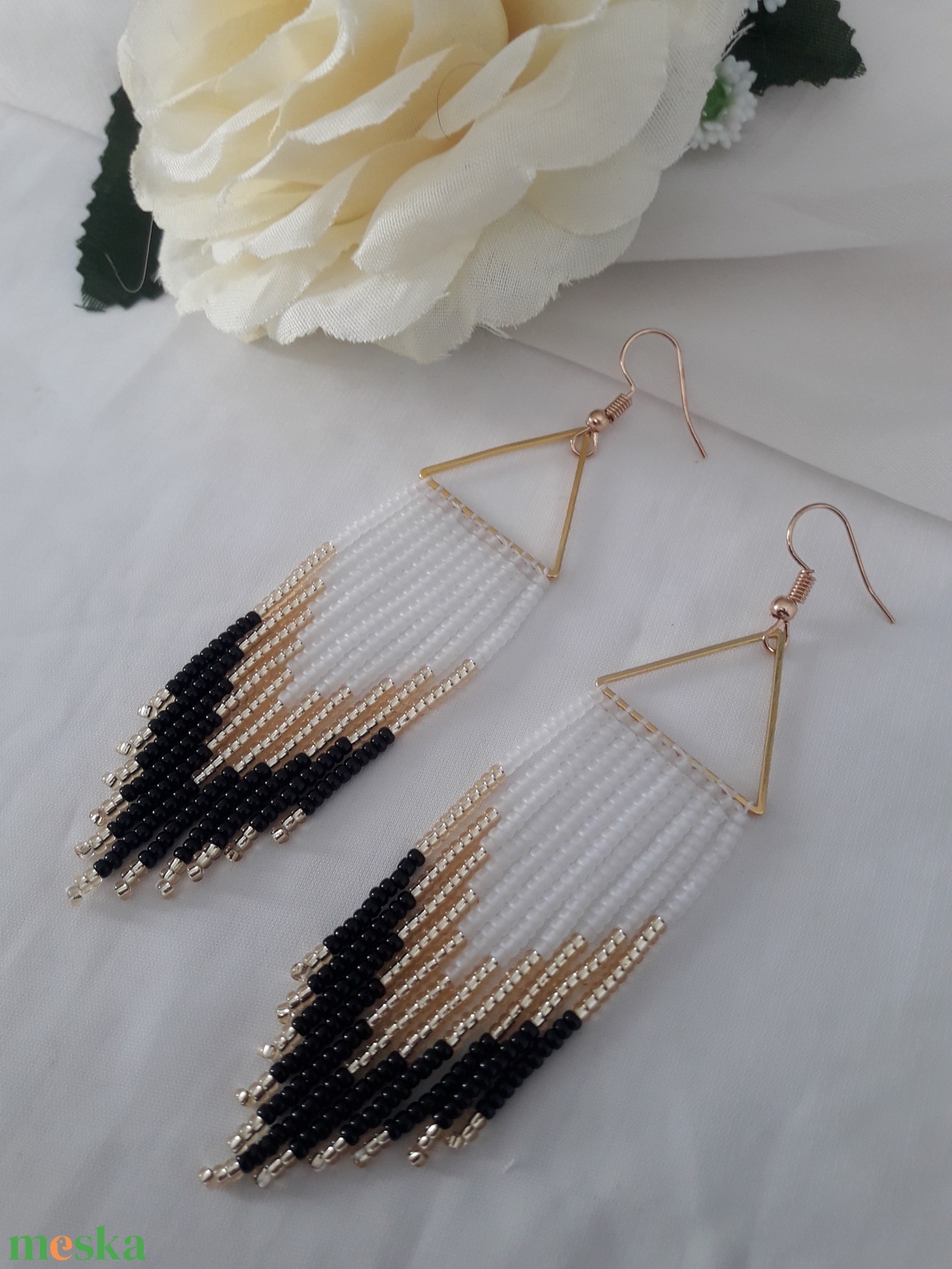 Elegáns fehér, arany, fekete fülbevaló - ékszer - fülbevaló - lógó fülbevaló - Meska.hu Elegáns fehér, arany, fekete fülbevaló - ékszer - fülbevaló - lógó fülbevaló - Meska.hu