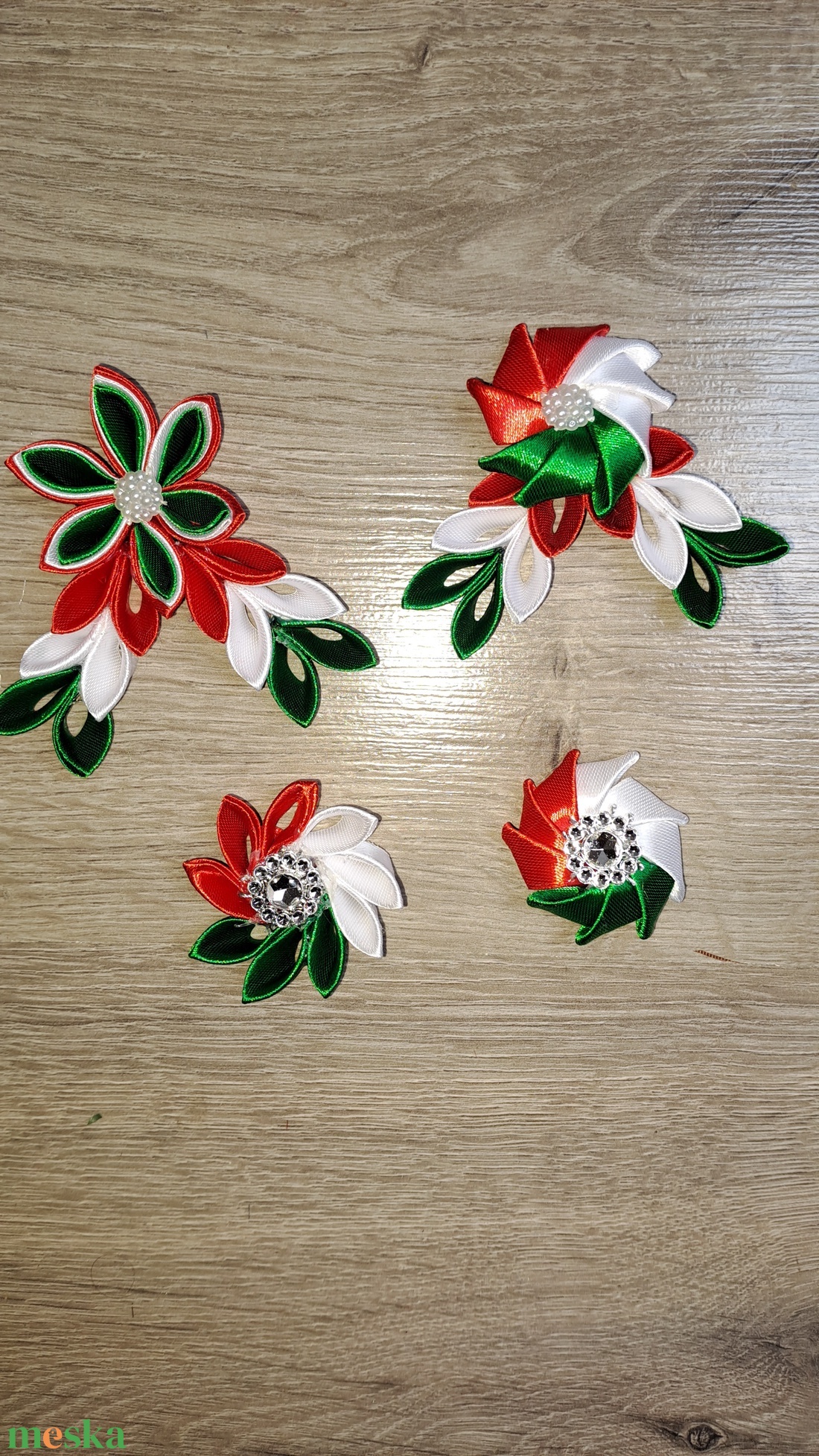 Kanzashi technikával készűlt nemzeti színű kitűző - ékszer - kitűző és bross - Meska.hu Kanzashi technikával készűlt nemzeti színű kitűző - ékszer - kitűző és bross - Meska.hu