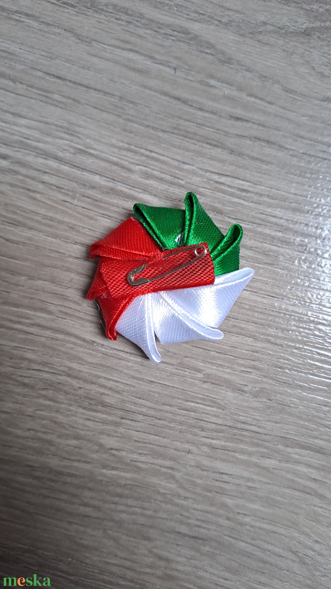 Kanzashi technikával készűlt nemzeti színű kitűző - ékszer - kitűző és bross - Meska.hu Kanzashi technikával készűlt nemzeti színű kitűző - ékszer - kitűző és bross - Meska.hu