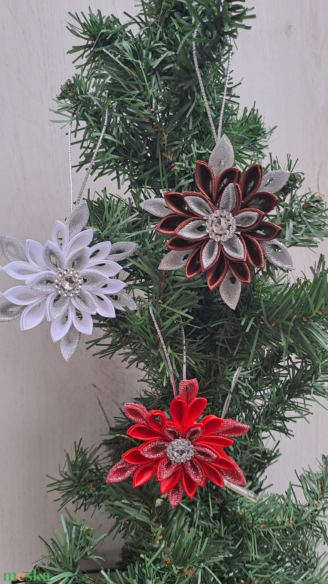 Kanzashi csillag karácsonyra  - karácsony - karácsonyi lakásdekoráció - karácsonyfadíszek - Meska.hu