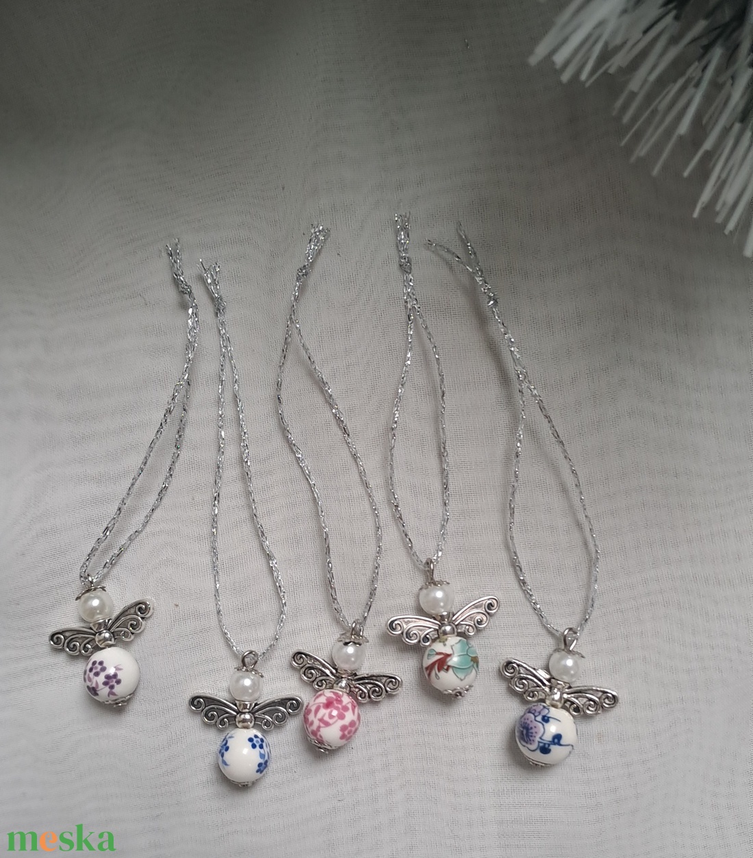 Vegyes festett kerámia gyöngyös angyalkák - karácsony - karácsonyi ajándékozás - karácsonyi képeslap, üdvözlőlap, ajándékkísérő - Meska.hu