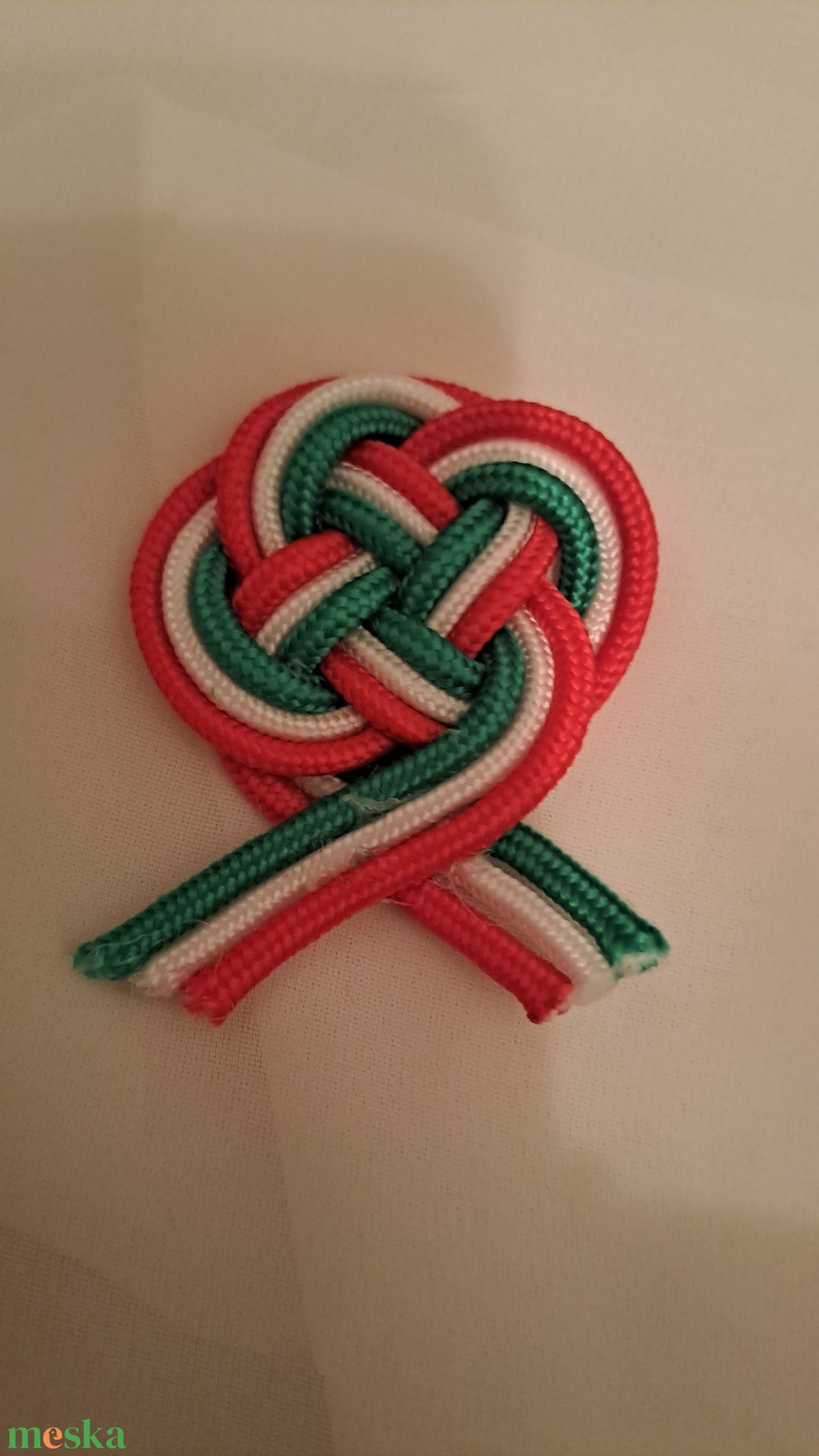 Paracord nemzeti színű kitűző - ékszer - kitűző és bross - Meska.hu