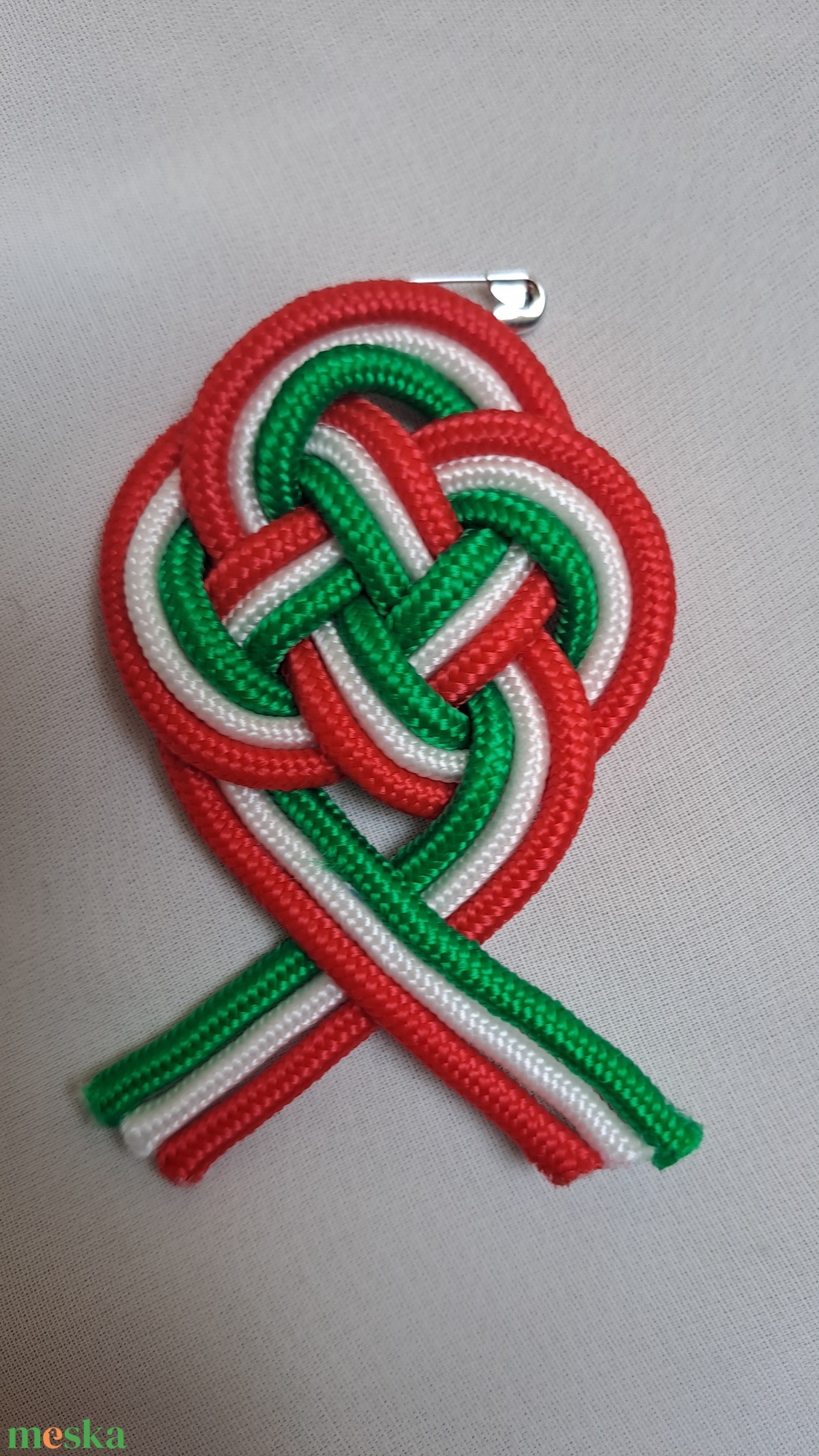 Paracord nemzeti színű kitűző - ékszer - kitűző és bross - Meska.hu