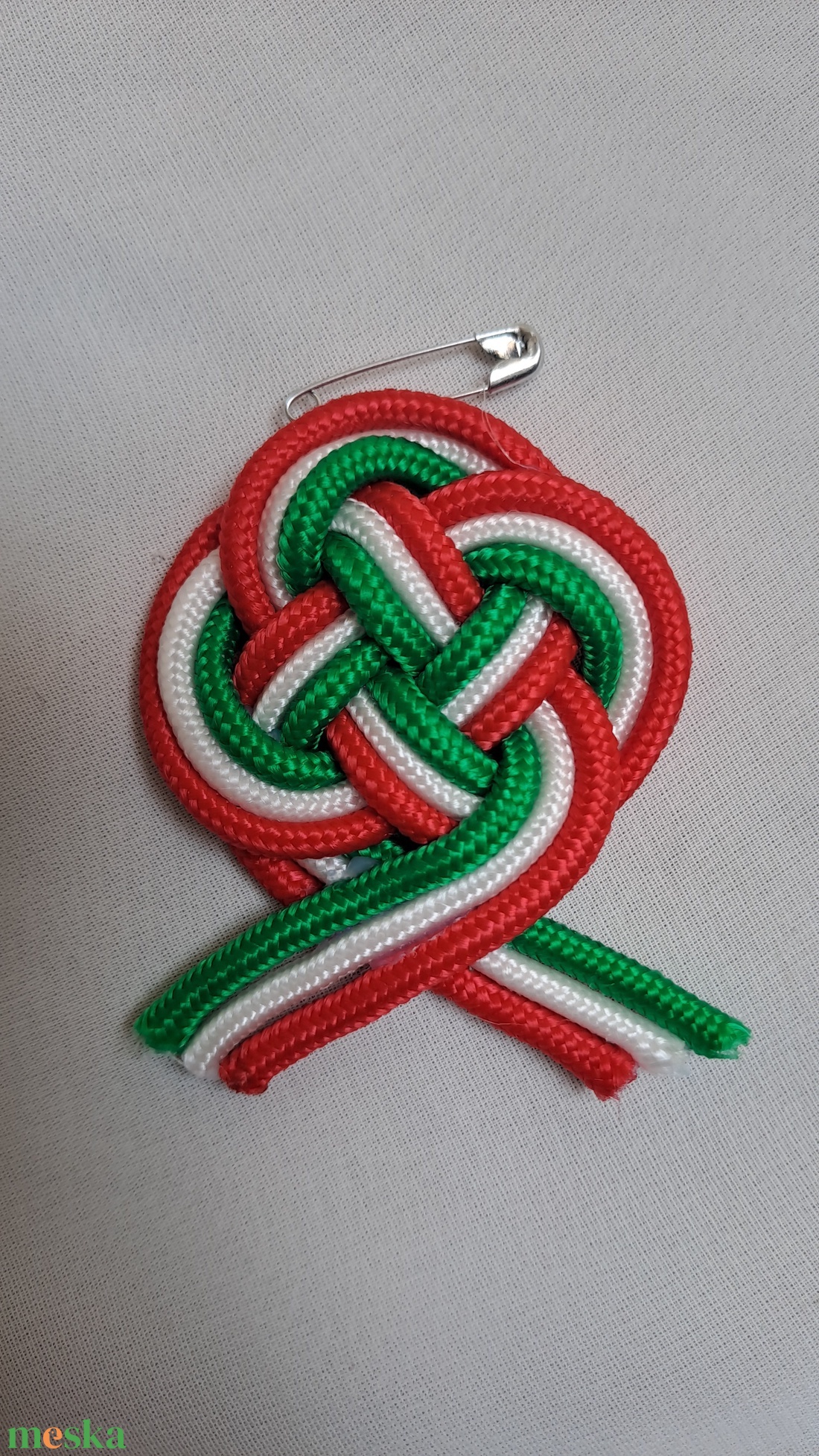 Paracord nemzeti színű kitűző - ékszer - kitűző és bross - Meska.hu