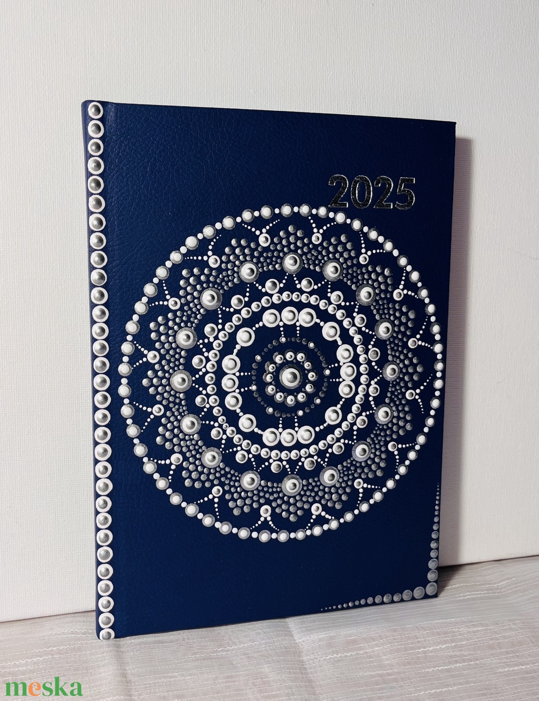 Kék-fehér- ezüst határidőnapló - 2025 - otthon & életmód - dekoráció - spiritualitás - mandala - Meska.hu