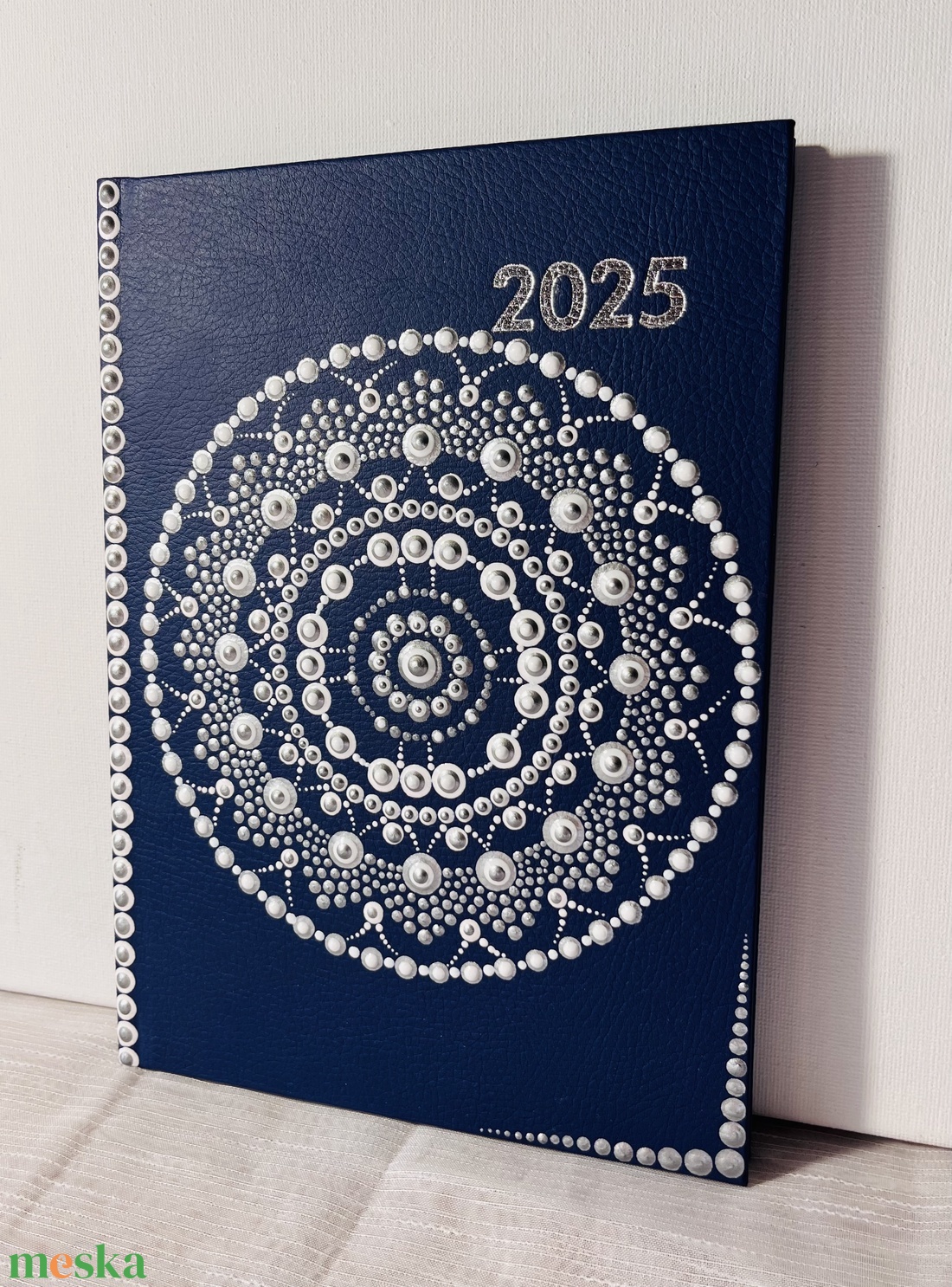 Kék-fehér- ezüst határidőnapló - 2025 - otthon & életmód - dekoráció - spiritualitás - mandala - Meska.hu