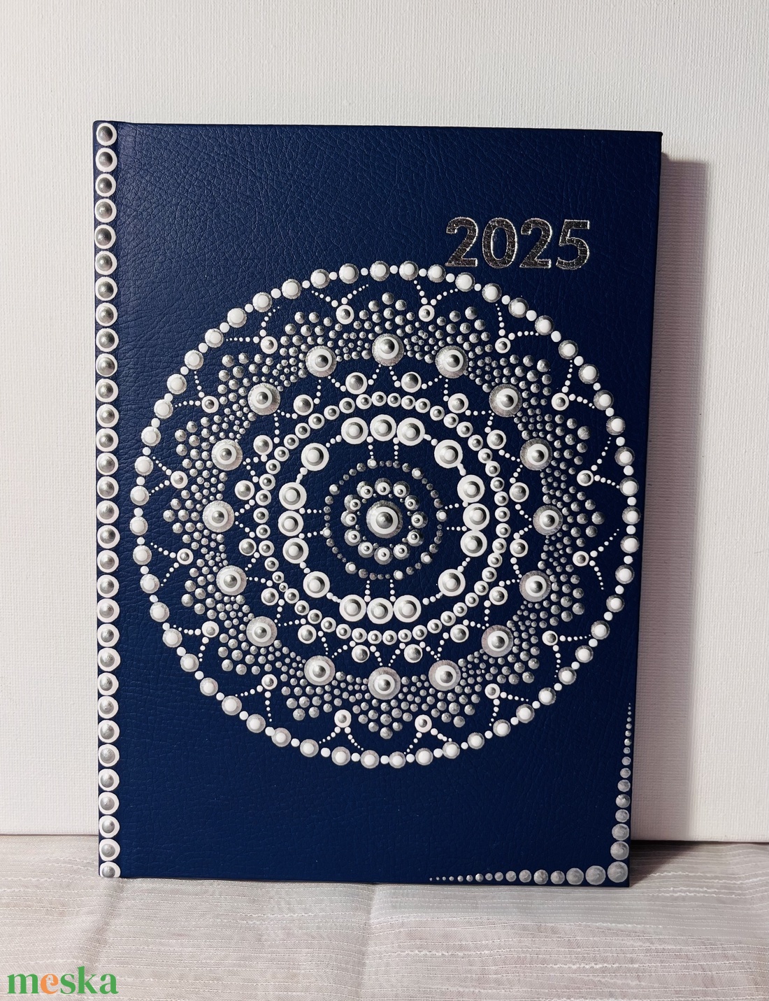 Kék-fehér- ezüst határidőnapló - 2025 - otthon & életmód - dekoráció - spiritualitás - mandala - Meska.hu
