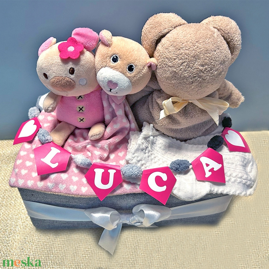 MACI CSALÁD bababox, névre szóló babalátogató pelenkatorta, babaüdvözlő ajándék - baba - mama - pelenkázó, babafürdető kellékek - pelenkatorta - Meska.hu