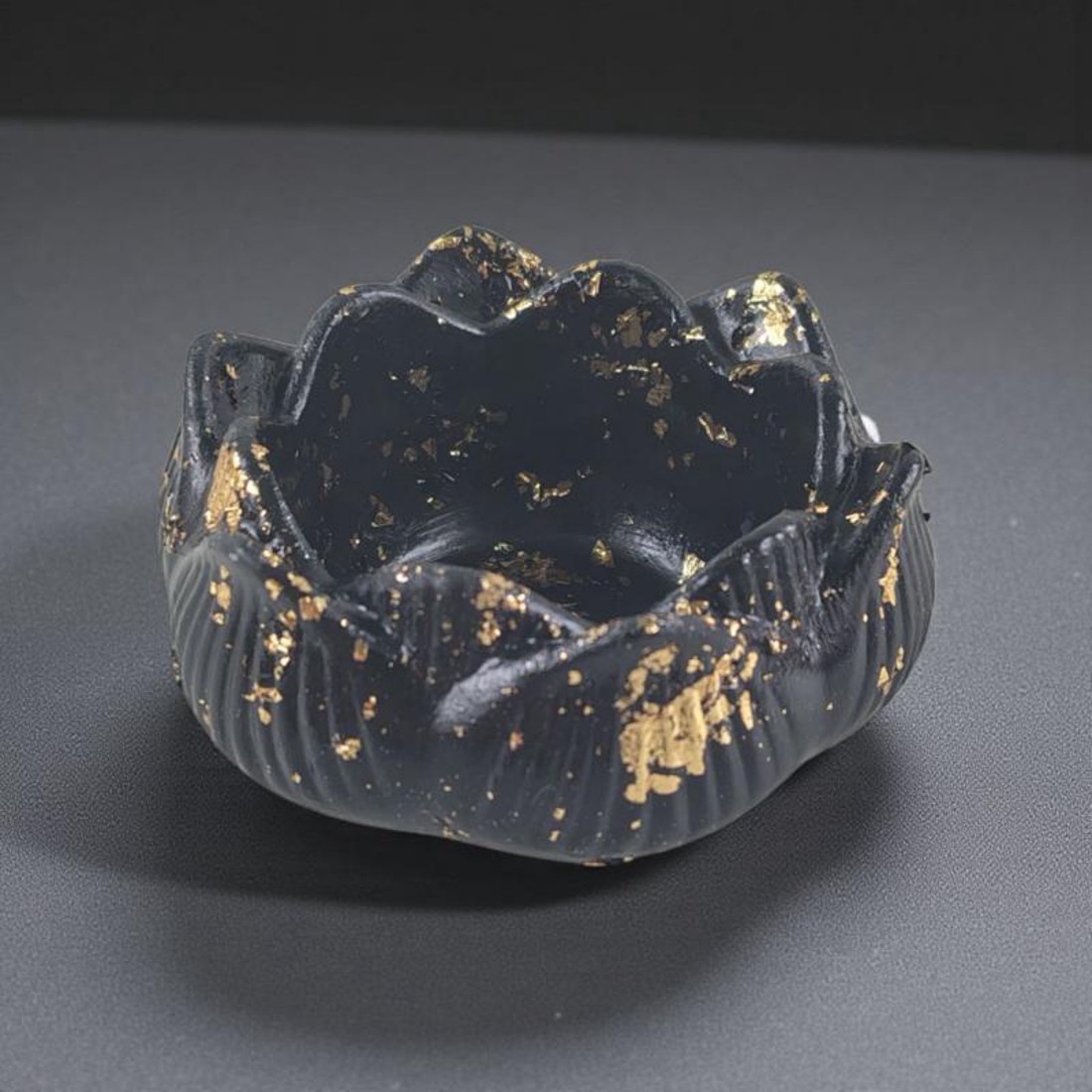 Kis lótuszvirág tálka - fekete-arany fóliás - otthon & életmód - dekoráció - halloween - halloweeni dekoráció - Meska.hu