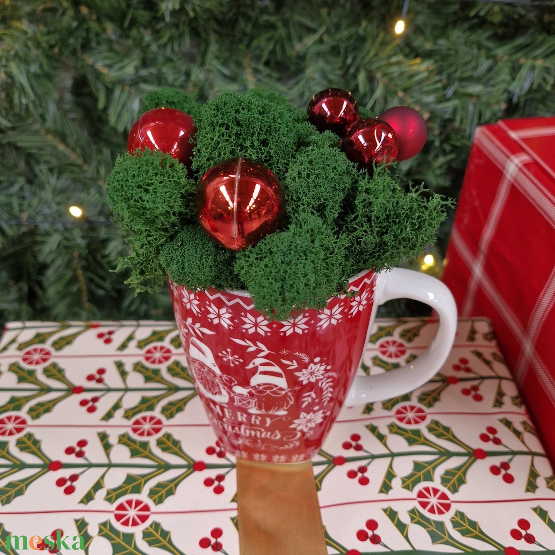 Ünnepi zuzmódísz bögrében - piros - otthon & életmód - dekoráció - asztal és polc dekoráció - zuzmódekoráció, mohadekoráció - Meska.hu