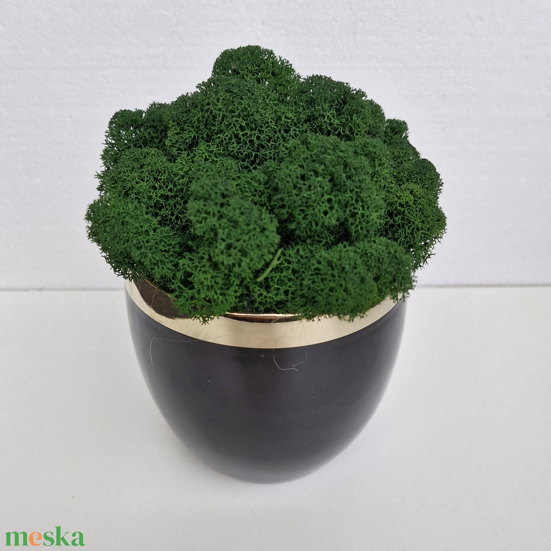 Elegáns fekete-arany kaspó izlandi zuzmóval - otthon & életmód - dekoráció - asztal és polc dekoráció - zuzmódekoráció, mohadekoráció - Meska.hu