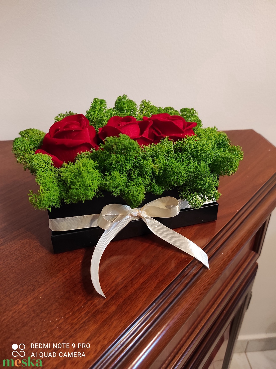Fekete zuzmóbox 3 vörös rózsával - esküvő - emlék & ajándék - szülőköszöntő ajándék - Meska.hu
