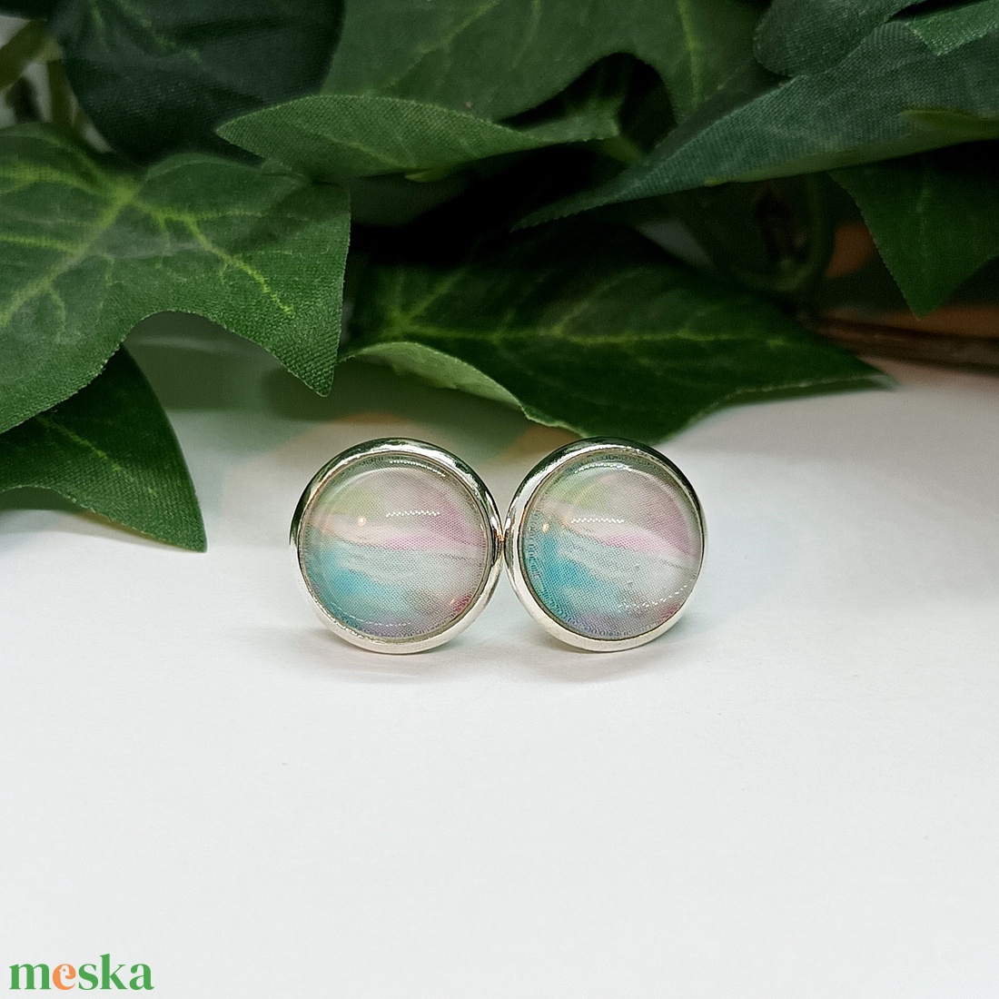 Világoszöld és rózsaszínű márvány mintás pötty fülbevaló - ékszer - fülbevaló - pötty fülbevaló - Meska.hu