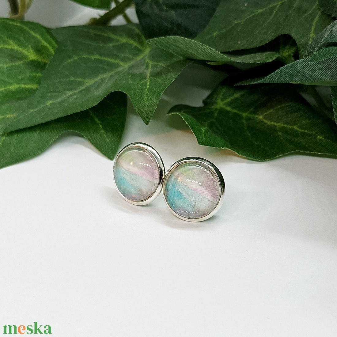 Világoszöld és rózsaszínű márvány mintás pötty fülbevaló - ékszer - fülbevaló - pötty fülbevaló - Meska.hu