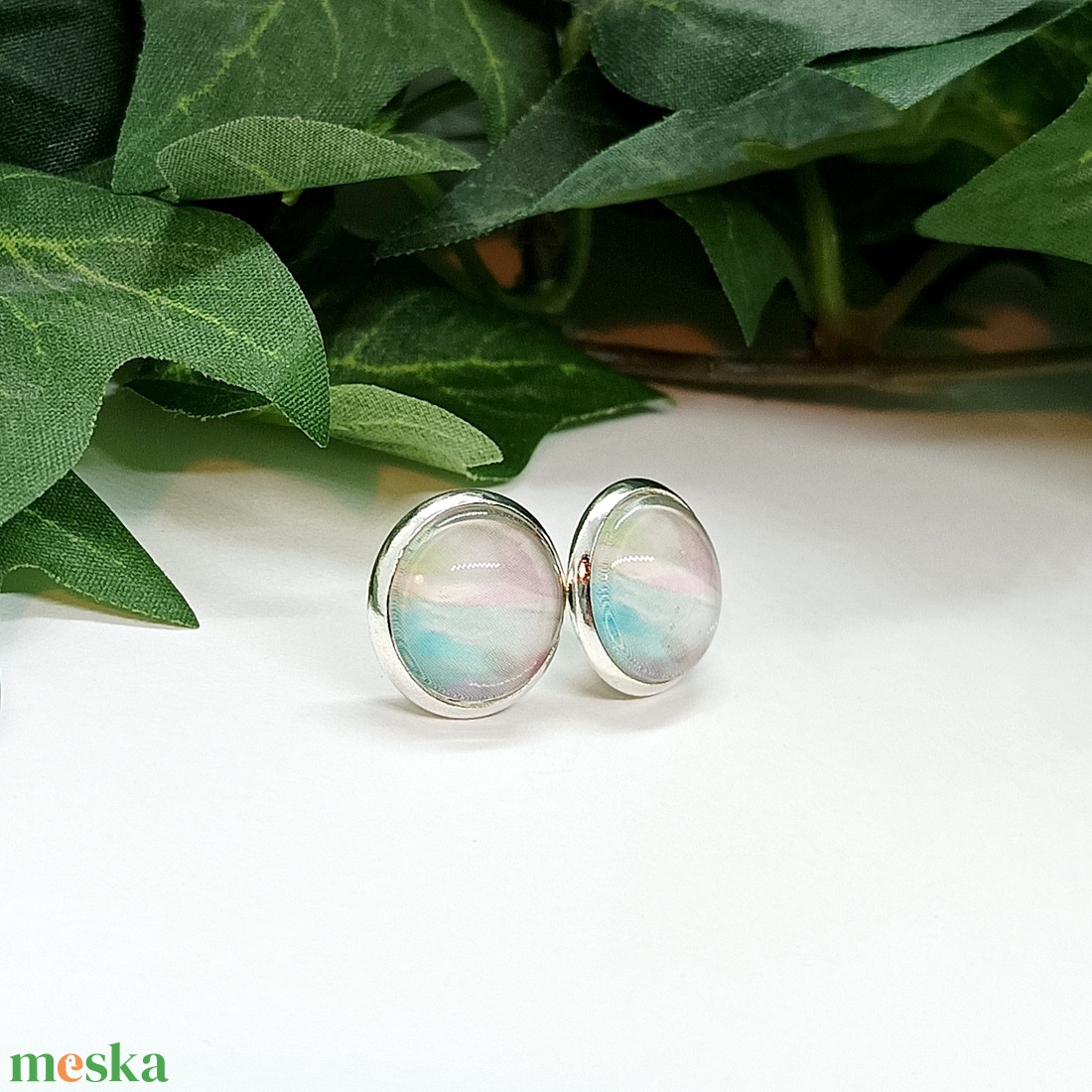 Világoszöld és rózsaszínű márvány mintás pötty fülbevaló - ékszer - fülbevaló - pötty fülbevaló - Meska.hu