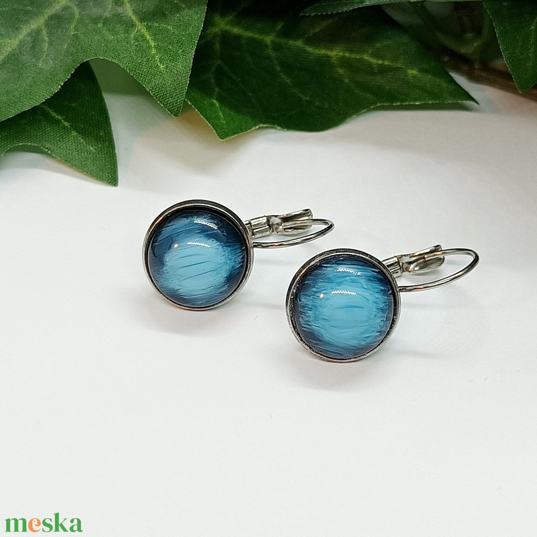 Kék színű műgyanta kaboson nemesacél biztonsági kapcsos fülbevaló  - ékszer - fülbevaló - lógó fülbevaló - Meska.hu