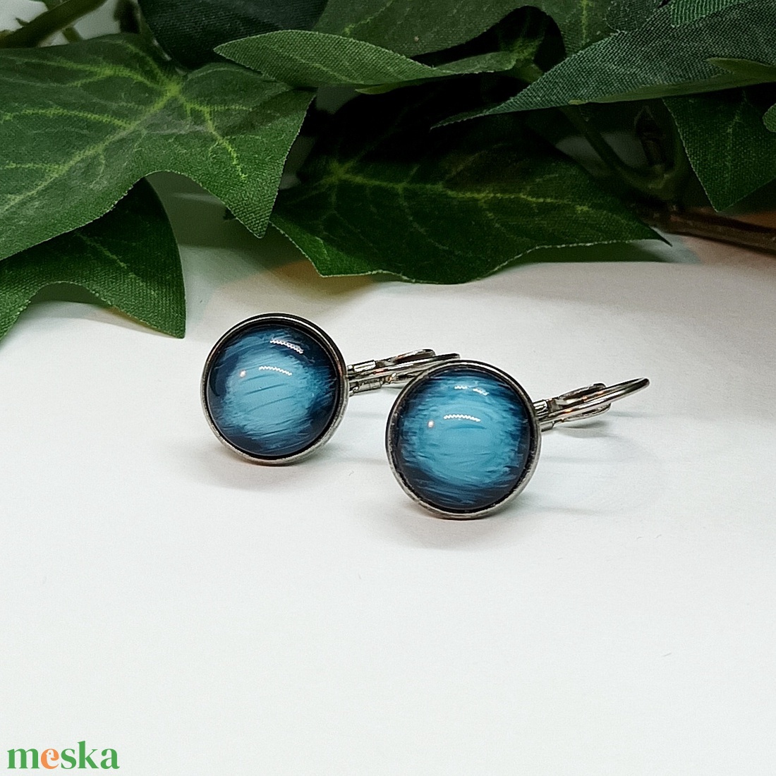 Kék színű műgyanta kaboson nemesacél biztonsági kapcsos fülbevaló  - ékszer - fülbevaló - lógó fülbevaló - Meska.hu