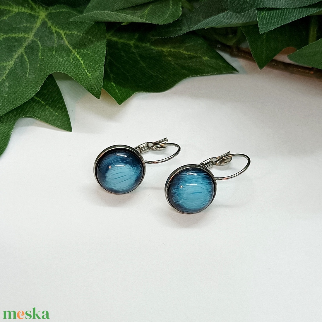 Kék színű műgyanta kaboson nemesacél biztonsági kapcsos fülbevaló  - ékszer - fülbevaló - lógó fülbevaló - Meska.hu