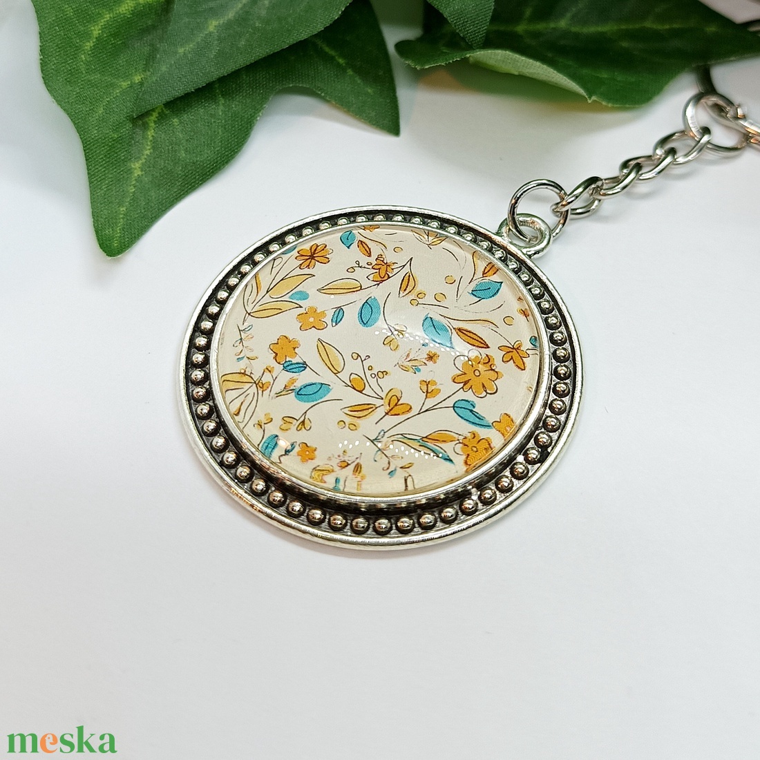 Türkiz és világosbarna virág medálos kulcstartó - táska & tok - kulcstartó & táskadísz - kulcstartó - Meska.hu