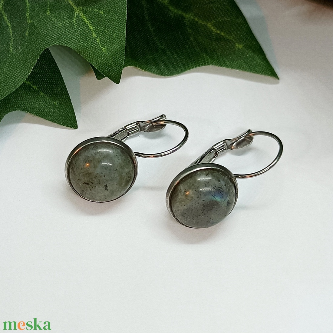 Labradorit ásvány kaboson nemesacél biztonsági kapcsos fülbevaló  - ékszer - fülbevaló - lógó fülbevaló - Meska.hu