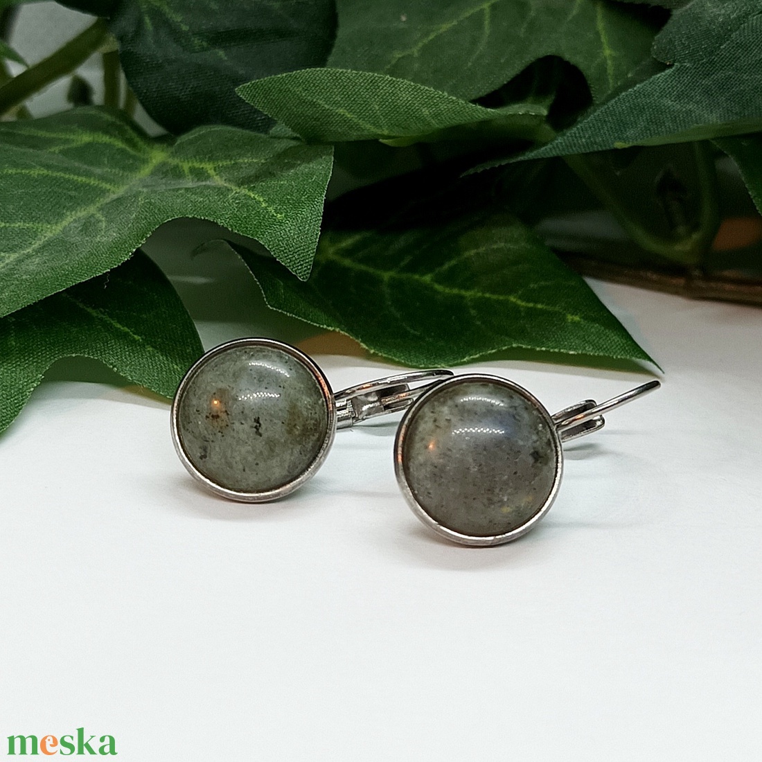 Labradorit ásvány kaboson nemesacél biztonsági kapcsos fülbevaló  - ékszer - fülbevaló - lógó fülbevaló - Meska.hu