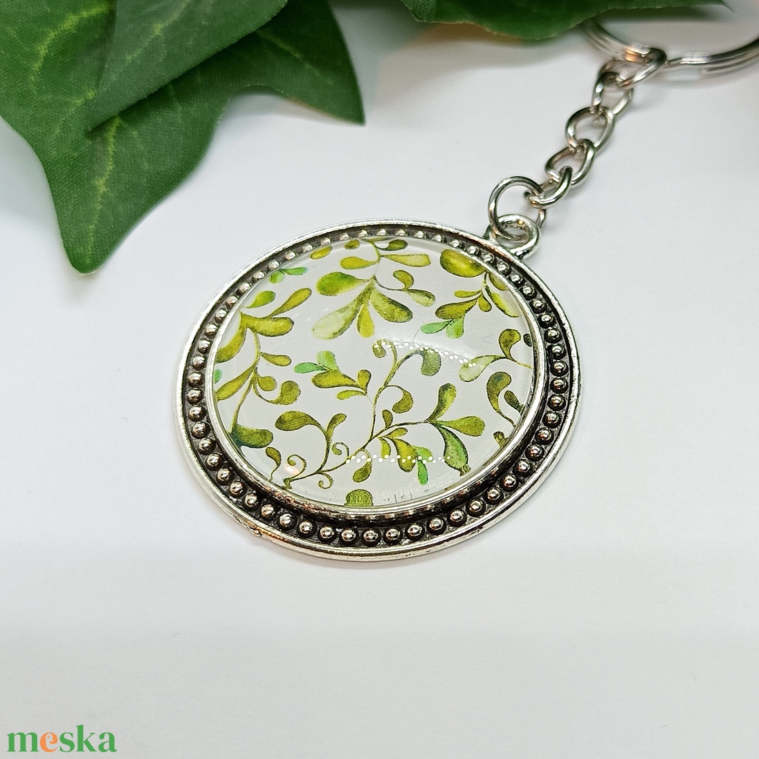 Zöld inda mintás medálos kulcstartó - táska & tok - kulcstartó & táskadísz - kulcstartó - Meska.hu