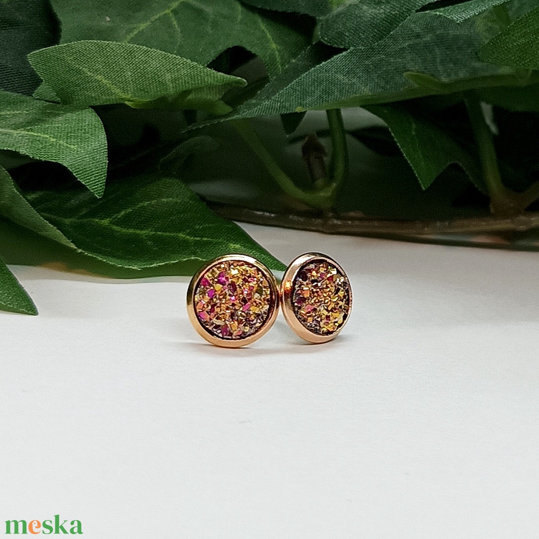 Rózsaarany színű kő hatású, érdes felületű  műgyanta kaboson pötty fülbevaló  - ékszer - fülbevaló - pötty fülbevaló - Meska.hu