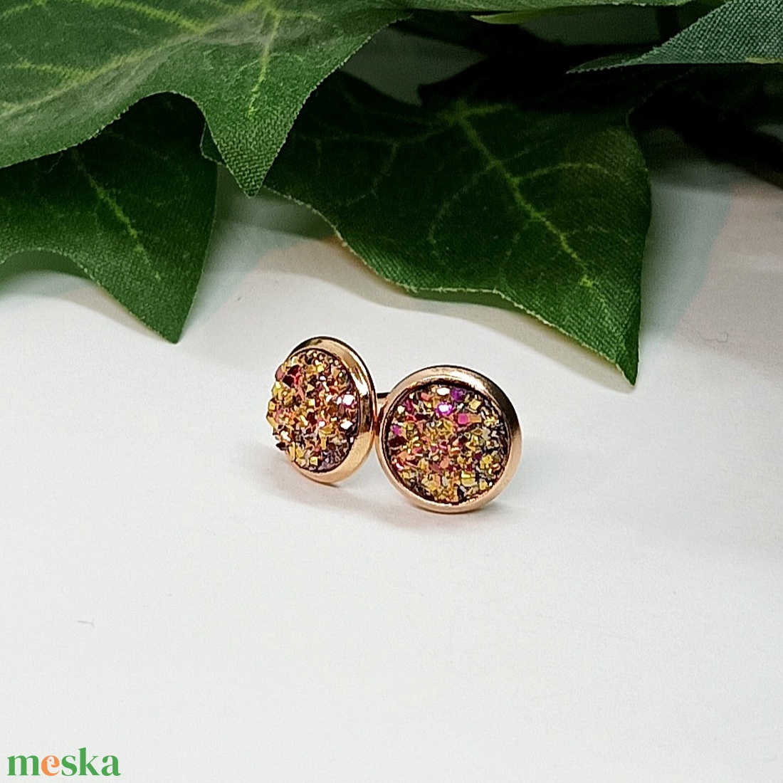Rózsaarany színű kő hatású, érdes felületű  műgyanta kaboson pötty fülbevaló  - ékszer - fülbevaló - pötty fülbevaló - Meska.hu