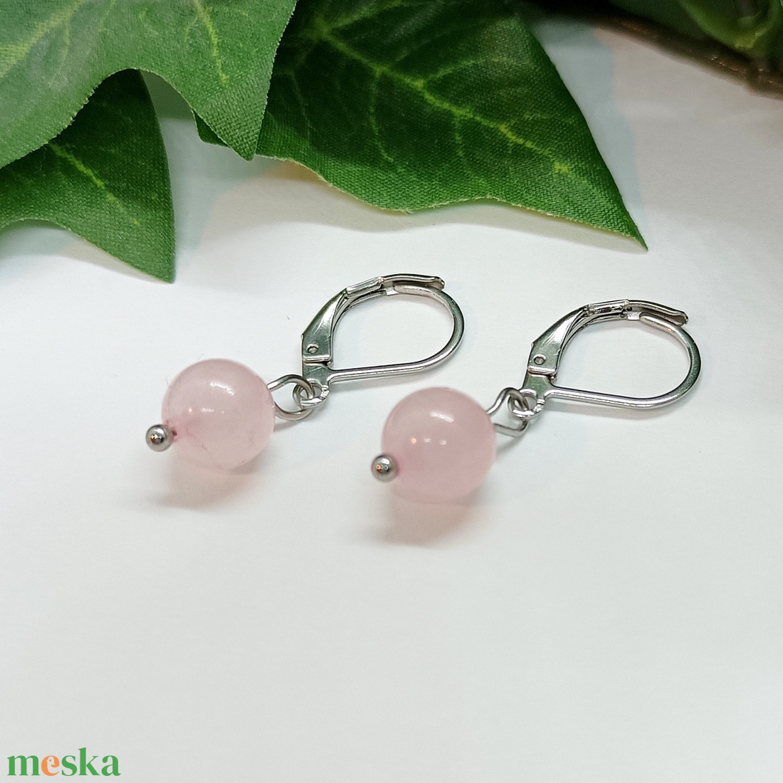Rózsakvarc ásványgyöngy biztonsági kapcsos fülbevaló  - ékszer - fülbevaló - lógó fülbevaló - Meska.hu
